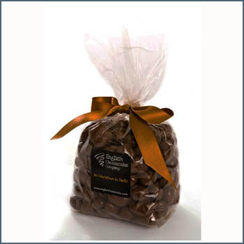 Bolsa de plástico de polipropileno con almendras recubiertas de chocolate, atada con un lazo